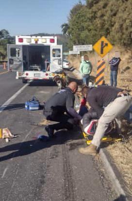 Guardia Civil brinda apoyo a lesionados, tras percance automovilístico en Uruapan