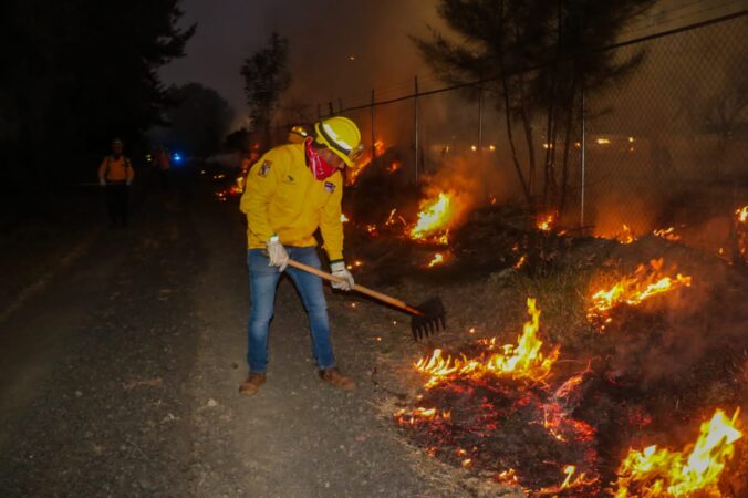 Brigadistas contra incendios realizan quema controlada en terrenos del Aeropuerto