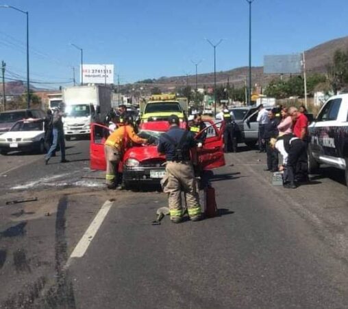 Vehículo vuelca en la salida a Quiroga