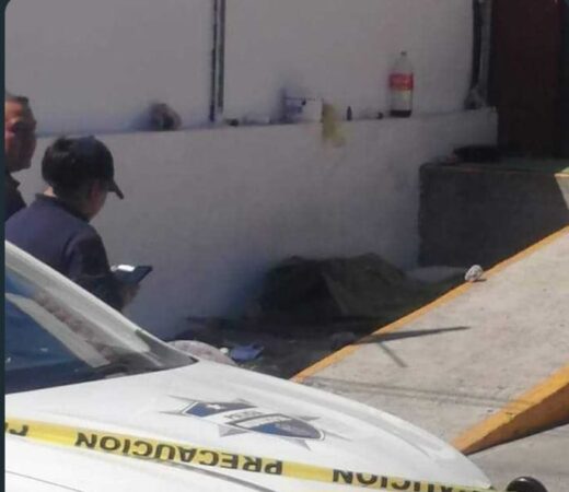 Localizan a una mujer muerta en estacionamiento de tienda Oxxo