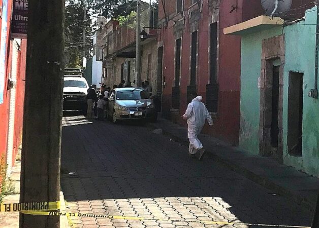 Ejecutan a balazos a un hombre dentro de su casa en una colonia de Morelia