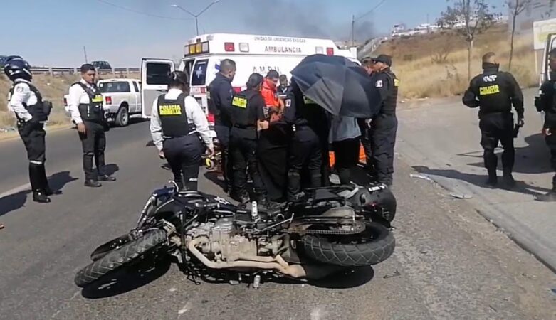 Motopatrullero de la Policia Morelia sufre un accidente en la salida a Charo