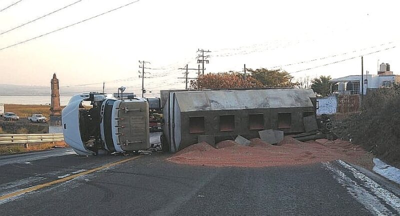 Tráiler vuelca en la carretera a Cuitzeo