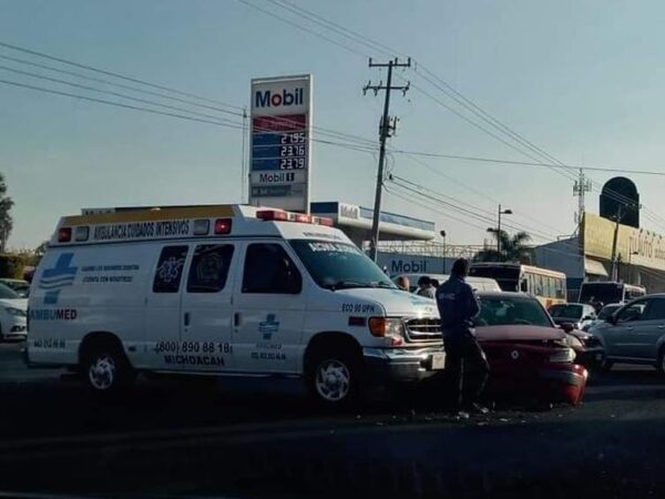 Choca ambulancia contra un vehículo particular en Morelia