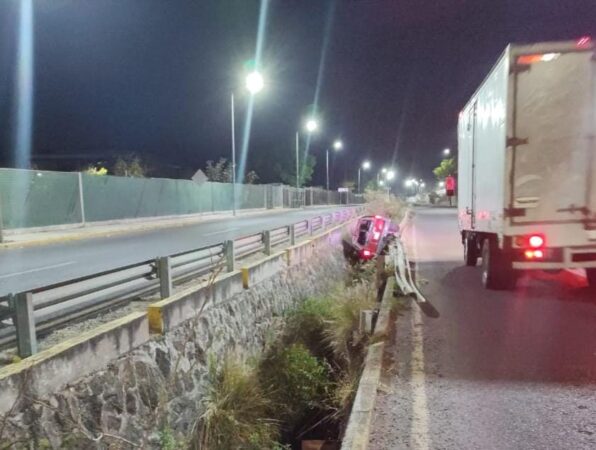 Vuelca camioneta a un canal de aguas pluviales