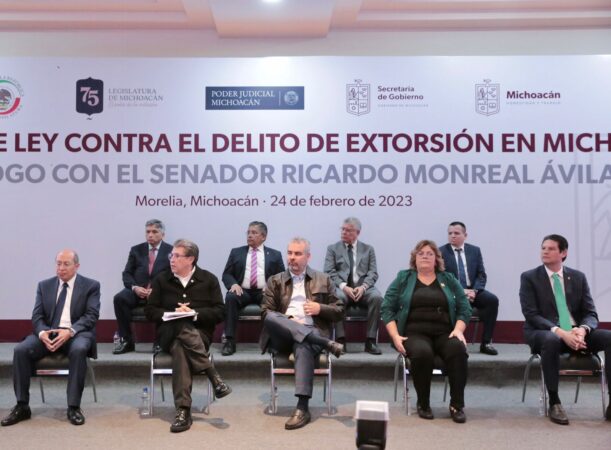 Firma Bedolla decreto de Promulgación de Ley contra Delito de Extorsión en Michoacán