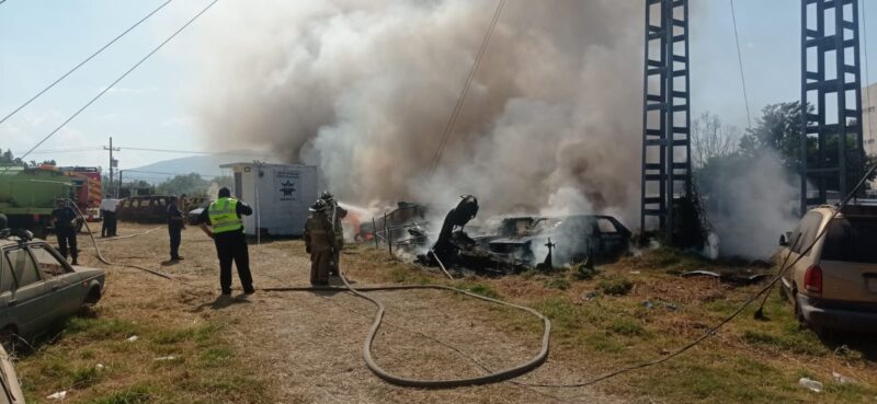 Incendio de pastizal afecta una veintena de carros abandonados en un corralón