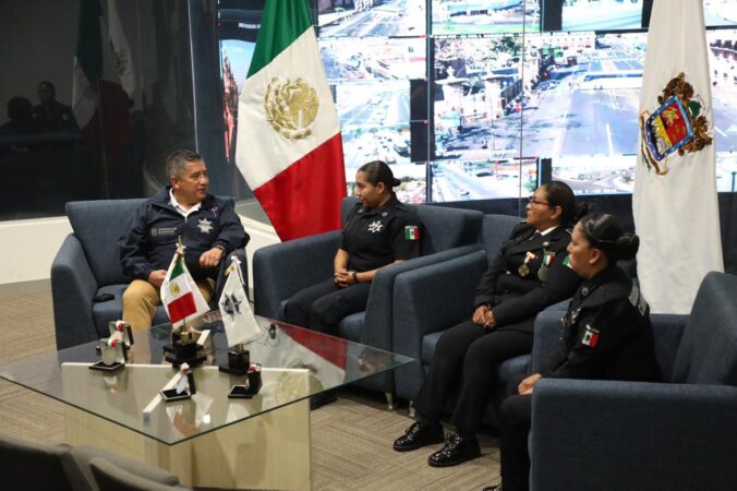 Mujeres destacadas de la Guardia Civil, comparten experiencias con el titular Ortega Reyes, durante 2do Conversatorio