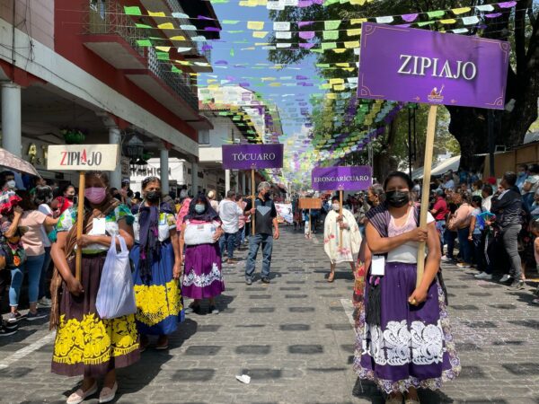 Artesanos se alistan para el desfile de Domingo de Ramos, en Uruapan