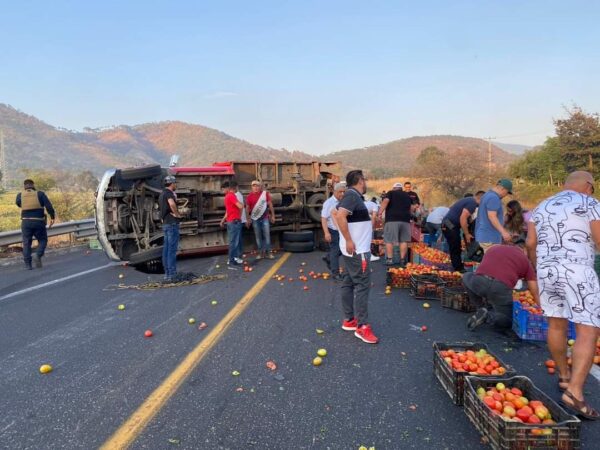 Vuelca camioneta en la autopista Siglo XXI y ocasiona el cierre parcial de la vialidad