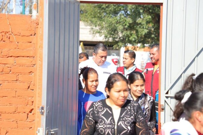 Juan Carlos Barragán lleva échale una mano a las escuelas a la comunidad de San Lorenzo Itzícuaro