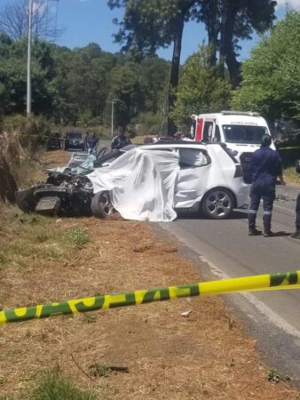 Aparatoso choque entre dos vehículos deja un adulto mayor fallecido y otro lesionado