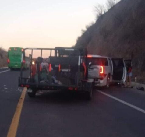 Al menos 8 personas resultaron #lesionadas al #chocar dos #camionetas en la autopista #SigloXXI