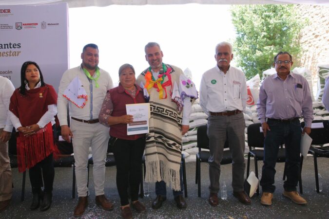 Entrega Bedolla fertilizante gratuito a mil 400 productores del campo en la Meseta Purépecha