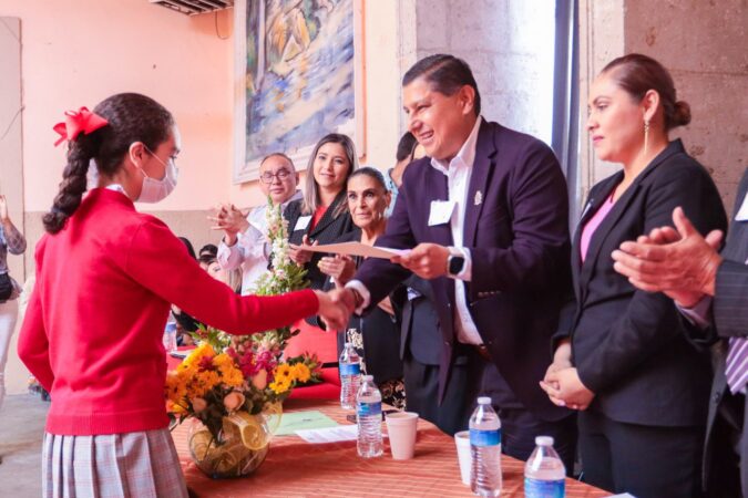 Entrega Nacho Campos mobiliario y material didáctico a la primaria Juan Delgado