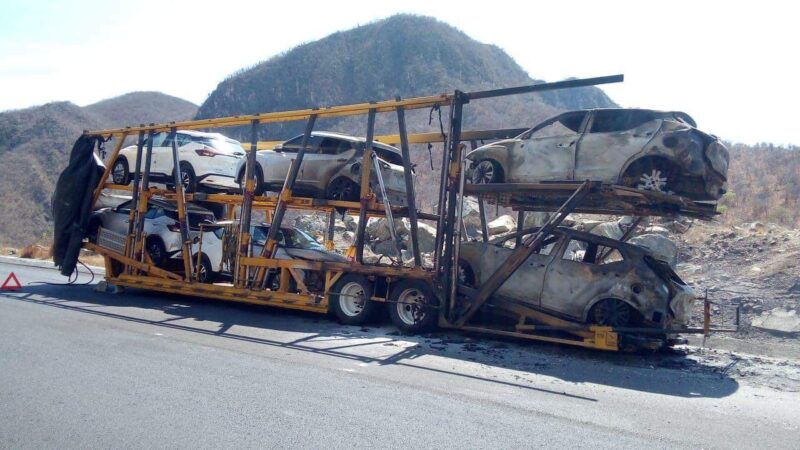 Pérdidas por varios miles de pesos dejó el incendio de un trailer tipo nodriza con vehículos nuevos marca Nissan