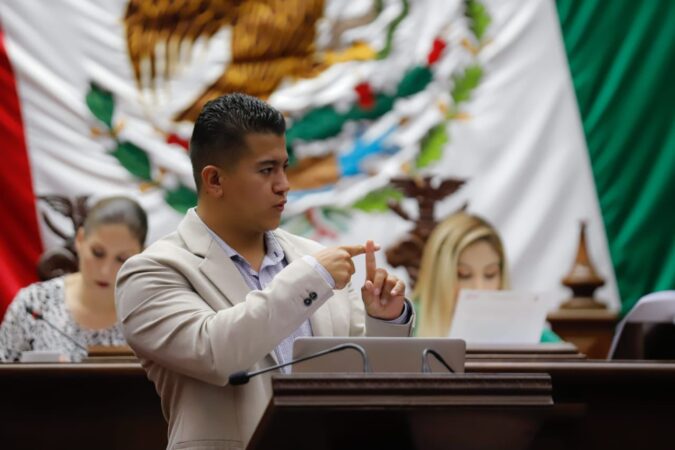 Operadores de transporte y servicios deben ser capacitados en lengua de señas: Víctor Zurita