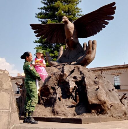 Madre Militar combina su vocación y su labor como mamá.