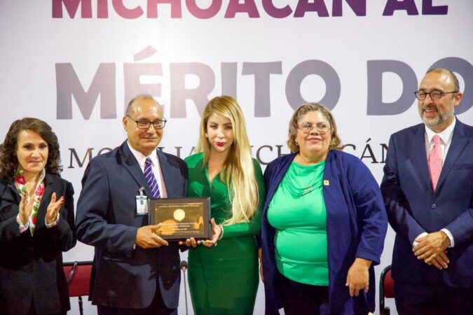 Condecoran a la Normal de Arteaga con la Medalla “Michoacán al Mérito Docente 2023”