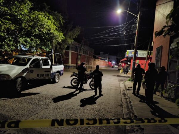 Balean a dos hermanos que viajaban en una motocicleta, uno murió