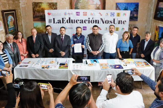 Partidos políticos y organizaciones civiles se pronuncian por la suspensión en la entrega de los libros de texto.