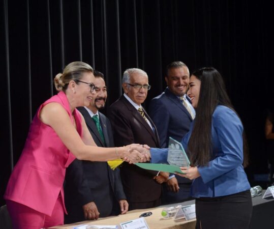 Lleven en alto el escudo de la Universidad Michoacana: Yarabí Ávila