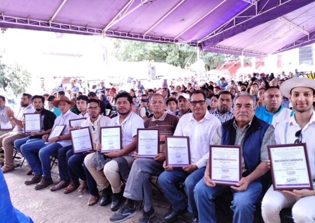 Premian en Paracho a ganadores de concursos de Guitarra y Juguete