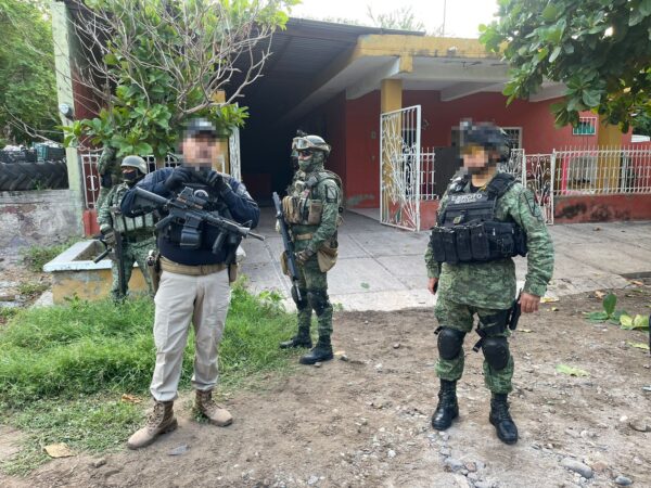 En operativo interinstitucional fueron detenidas cinco personas; se decomisó un arsenal y equipo táctico