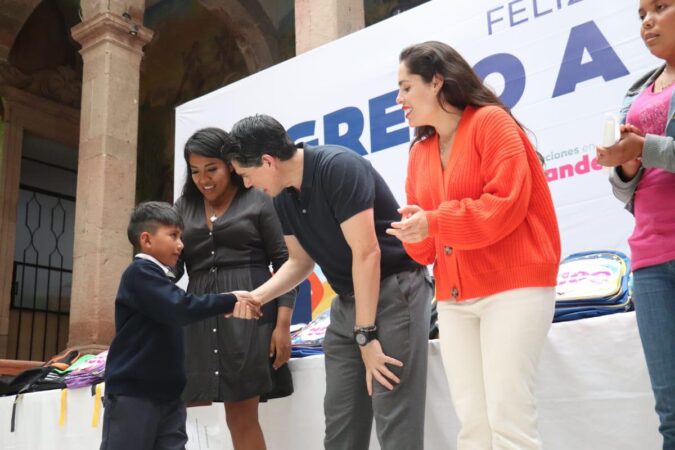 Realiza Toño Ixtláhuac segunda entrega de útiles y uniformes escolares