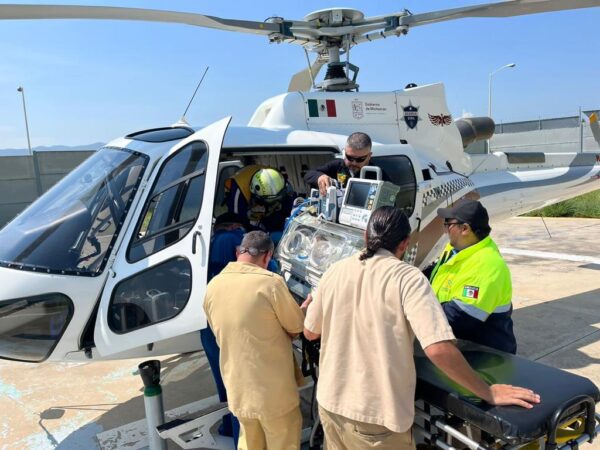 En helicóptero, traslada SSP a neonato con complicación pulmonar