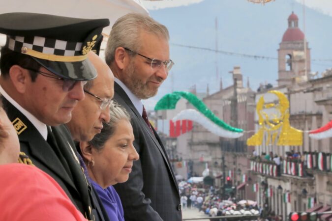 Bedolla y miles de michoacanos disfrutaron del Desfile Cívico Militar, por 213 aniversario de la Independencia