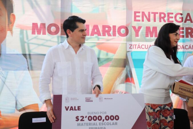 Entregan gobiernos de Zitácuaro y Michoacán, mobiliario escolar a más de 110 escuelas