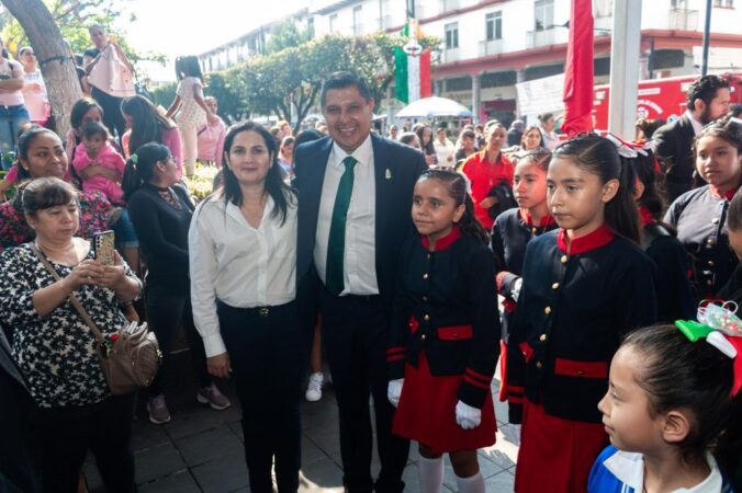 Nacho Campos premia a ganadores del desfile del 16 de septiembre