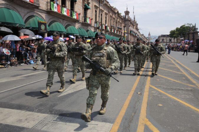 Miles disfrutan desfile cívico militar con motivo del natalicio de Morelos