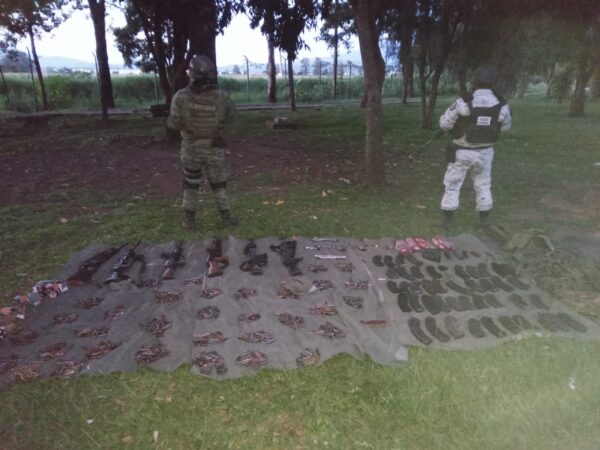 En Michoacán, Guardia Nacional y Ejército Mexicano aseguran 2,600 cartuchos útiles y 10 armas de fuego en vehículo abandonado