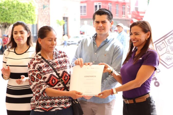 Entrega Toño Ixtláhuac créditos a mujeres emprendedoras de Zitácuaro