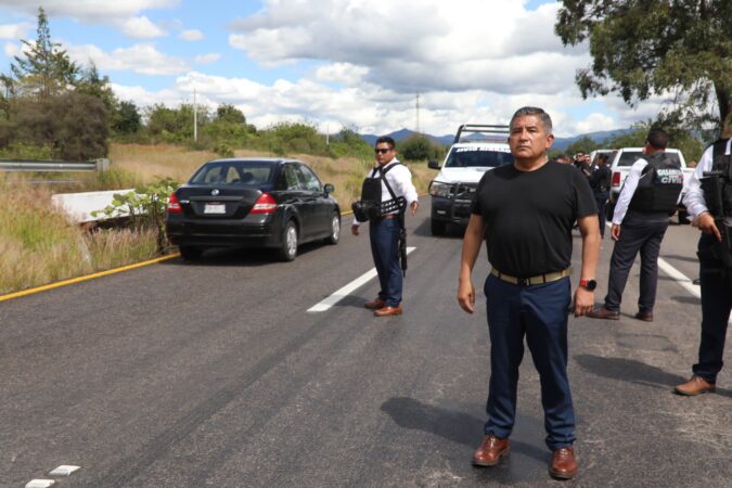 Guardia Civil despliega a manifestantes que cometían actos de rapiña y retenían vehículos, en Tiripetío