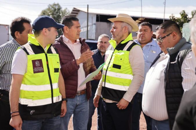 Arranca Bedolla rehabilitación del camino Cojumatlán-Marcos Castellanos