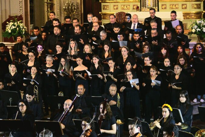 Diemecke da magistral concierto de Noche de Muertos en la Catedral de Morelia