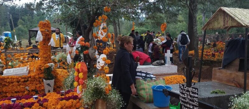 Se alistan familias para recibir a sus muertos en Tzurumútaro