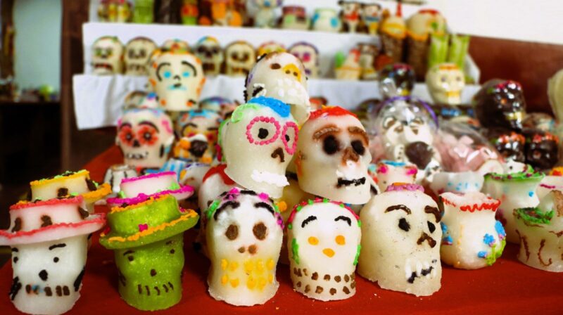 Sin calaveritas no hay altares; más de 20 años de tradición en Pátzcuaro