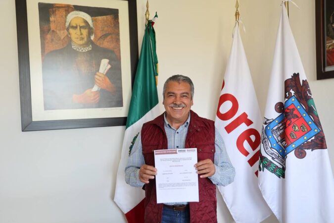 Oficializa Raúl Morón su registro como aspirante al Senado de la República