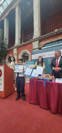 Niño michoacano gana Concurso Nacional Dibujando Sonrisas 2023