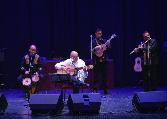 Gabino Palomares le canta al amor y a la izquierda mexicana, en el Melchor Ocampo