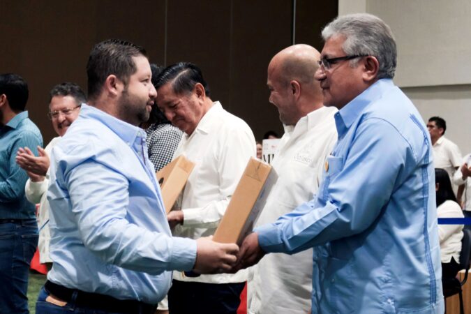 SNTE y gobierno de Jalisco entregan computadoras a maestros de Primaria