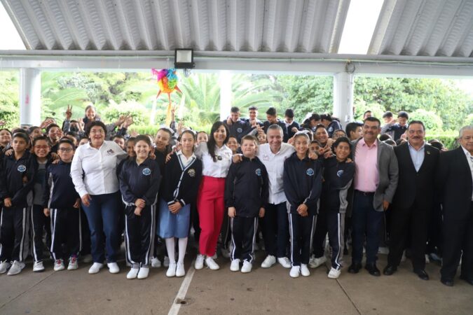 Tenis llegan a más de 90 mil estudiantes en Michoacán