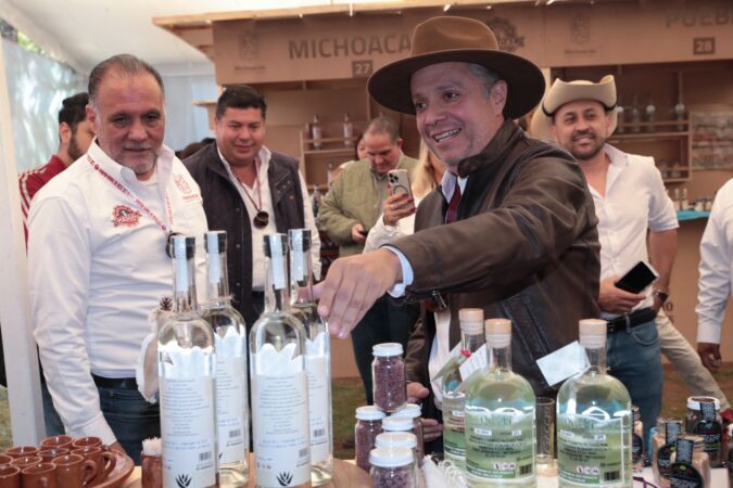 Mezcal, orgullo mexicano que compite con bebidas internacionales: Luis Navarro