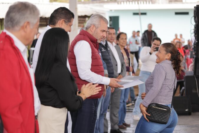 Bedolla continúa con entrega de escrituras a familias de Uruapan