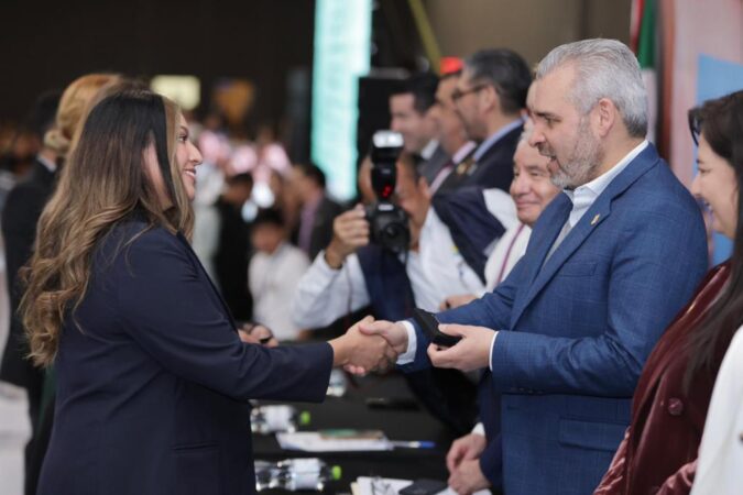 Encabeza Bedolla entrega de reconocimientos del Premio Ceneval al Desempeño de Excelencia EGEL