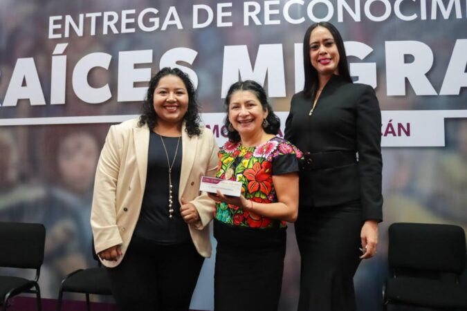 Michoacán reconoce a 20 migrantes por la contribución a sus comunidades